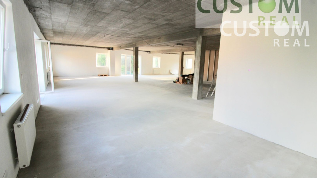 Svetlé administratívne a prevádzkové priestory - možnosť úpravy podľa požiadavky klienta.