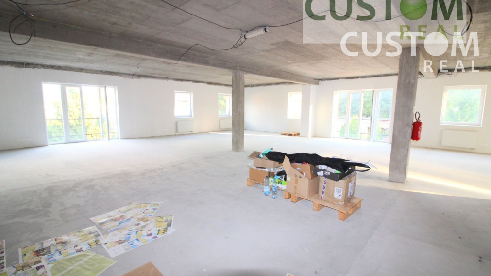 Svetlé administratívne a prevádzkové priestory - možnosť úpravy podľa požiadavky klienta.