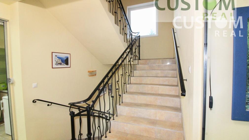 Svetlé administratívne a prevádzkové priestory - možnosť úpravy podľa požiadavky klienta.