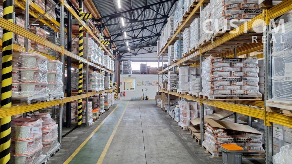 Predáme halu v Žiline o výmere 2466 m2,  s pozemkom 3572 m2