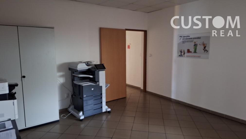 Predáme halu v Žiline o výmere 2466 m2,  s pozemkom 3572 m2