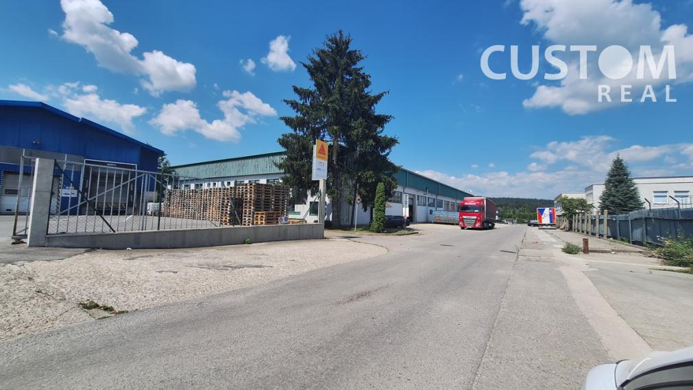 Predáme halu v Žiline o výmere 2466 m2,  s pozemkom 3572 m2