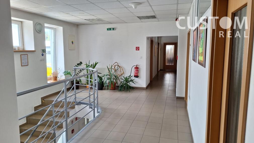 Predáme halu v Žiline o výmere 2466 m2,  s pozemkom 3572 m2