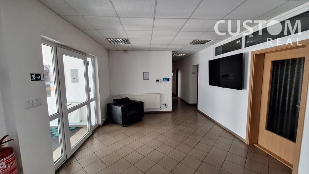 Predáme halu v Žiline o výmere 2466 m2,  s pozemkom 3572 m2