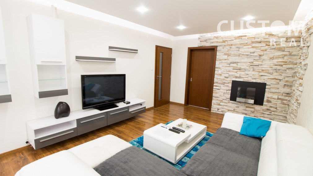 Veľký zrekonštruovaný 4 izbový byt Vlčince na prenájom