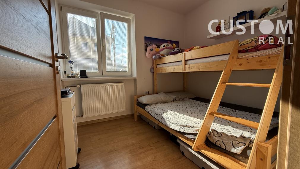 REZERVOVANÉ🪴 Útulný 3i byt v tichej lokalite – nízke mesačné náklady a výhody rodinného bývania 💚