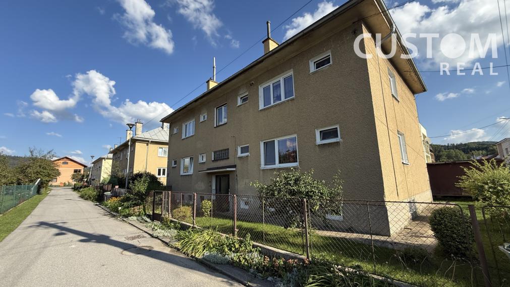 REZERVOVANÉ🪴 Útulný 3i byt v tichej lokalite – nízke mesačné náklady a výhody rodinného bývania 💚