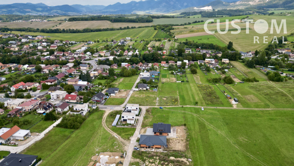 Rovinatý stavebný pozemok 836 m2 Rosina - s povolením