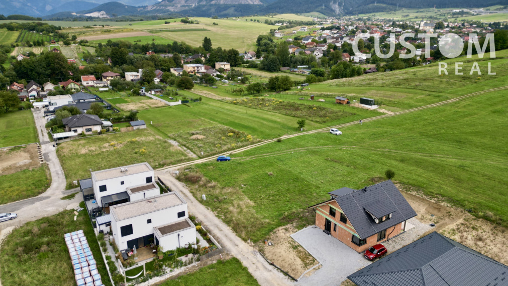 Rovinatý stavebný pozemok 836 m2 Rosina - s povolením
