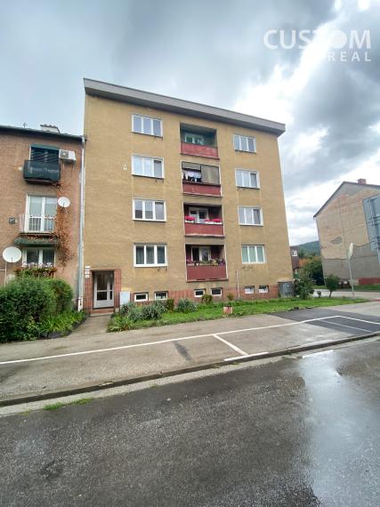 Veľký 2 izbový zrekonštruovaný byt s balkónom v centre