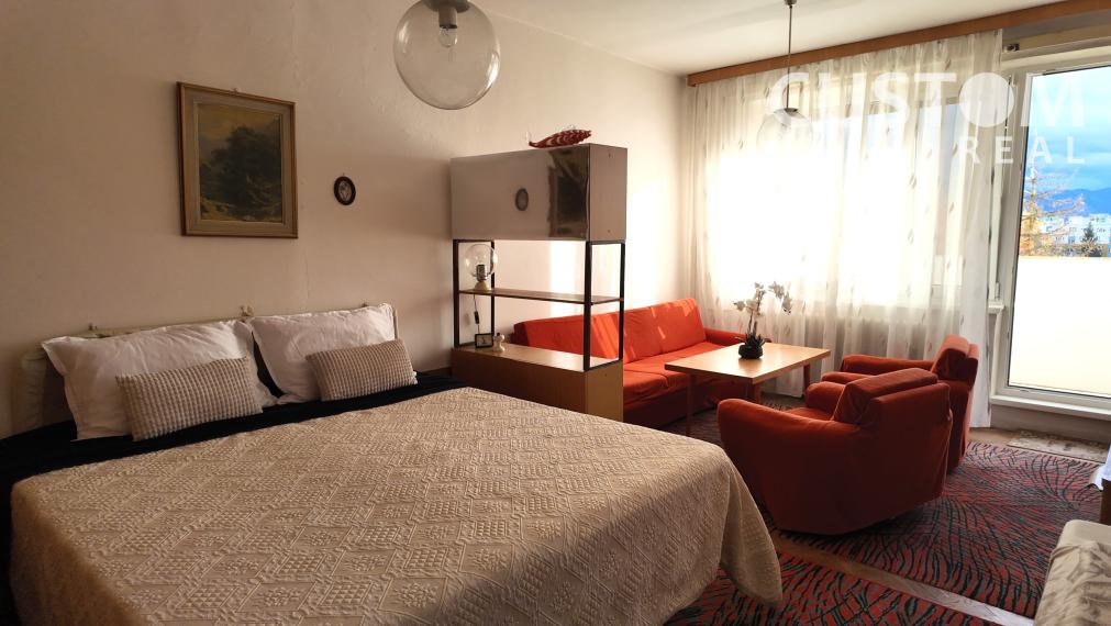 Priestranný 2-izbový byt s lodžiou a balkónom Hliny VI