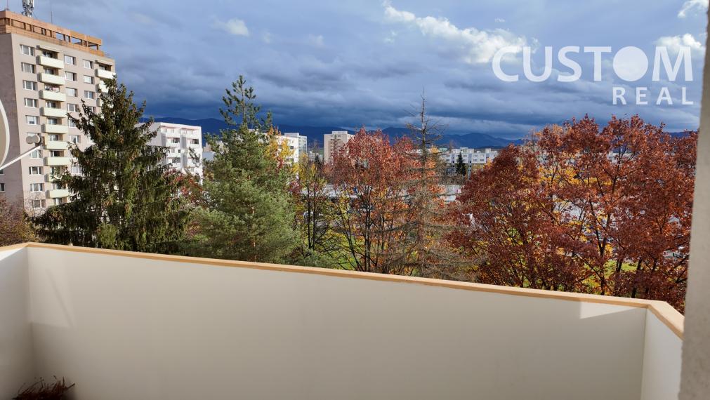 Priestranný 2-izbový byt s lodžiou a balkónom Hliny VI