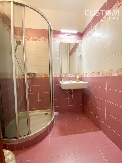 Veľký 2 izbový zrekonštruovaný byt s balkónom v centre