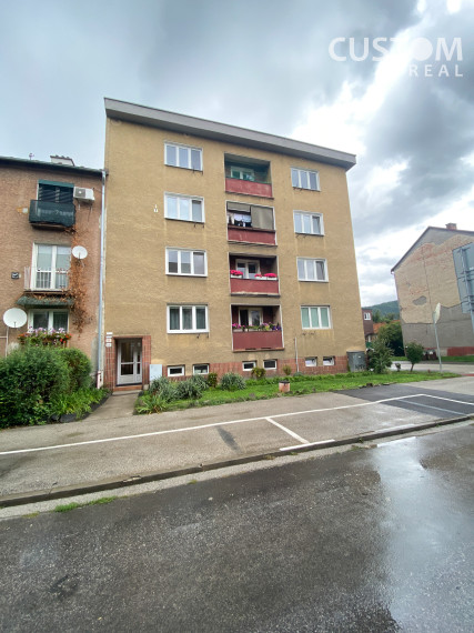 Veľký 2 izbový zrekonštruovaný byt s balkónom v centre