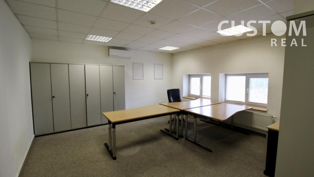 Administratívna budova s parkovaním priemyselná zóna