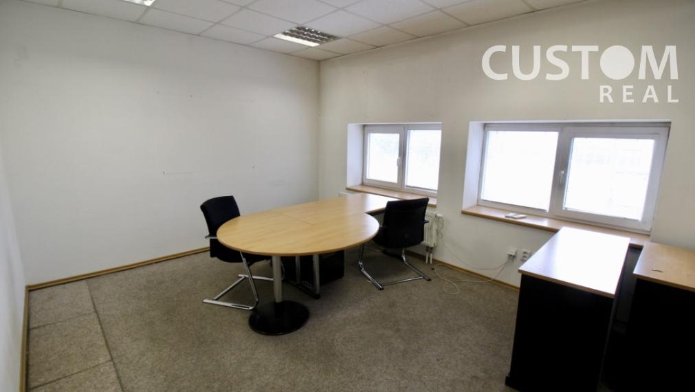 Administratívna budova s parkovaním priemyselná zóna