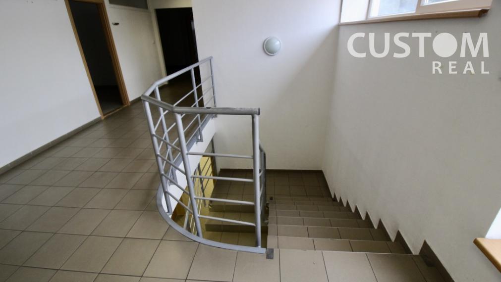 Administratívna budova s parkovaním priemyselná zóna