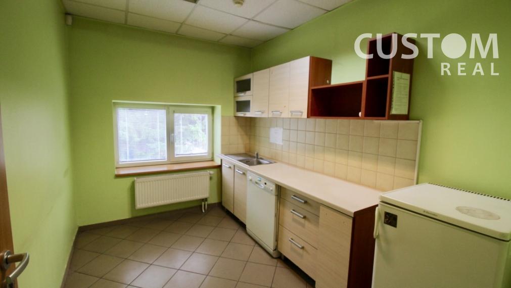 Administratívna budova s parkovaním priemyselná zóna