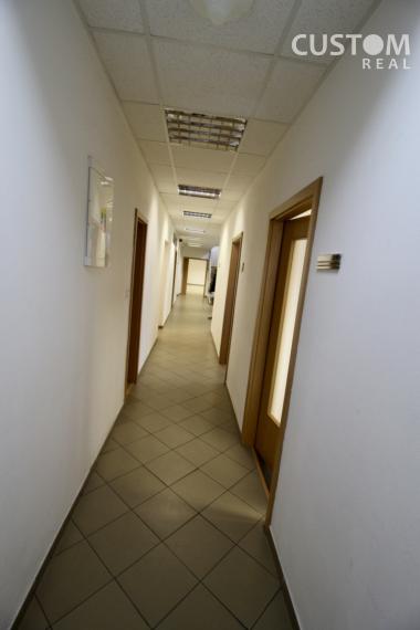 Administratívna budova s parkovaním priemyselná zóna