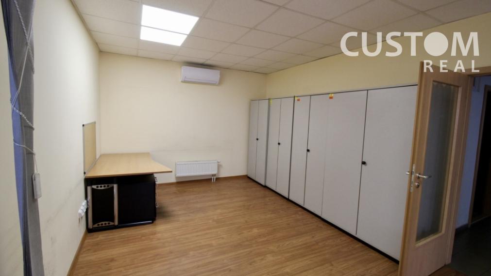 Administratívna budova s parkovaním priemyselná zóna