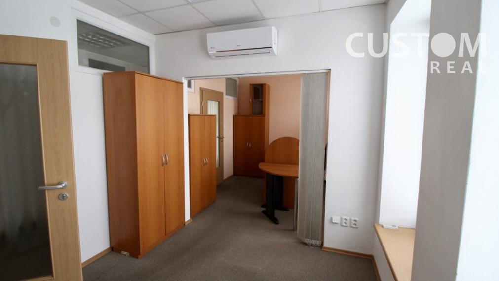 Administratívna budova s parkovaním priemyselná zóna