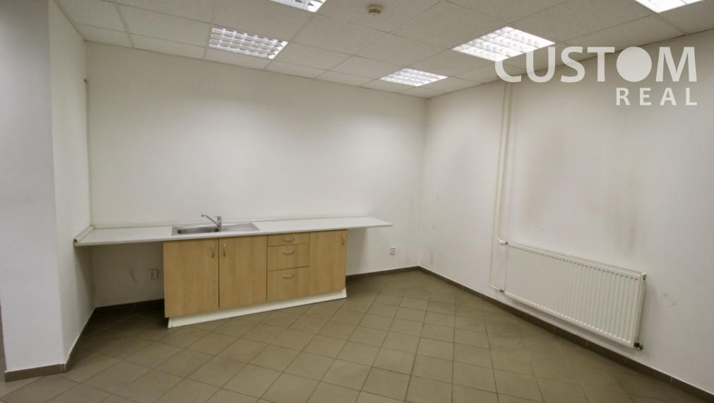 Administratívna budova s parkovaním priemyselná zóna