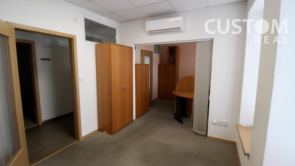 Administratívna budova s parkovaním priemyselná zóna