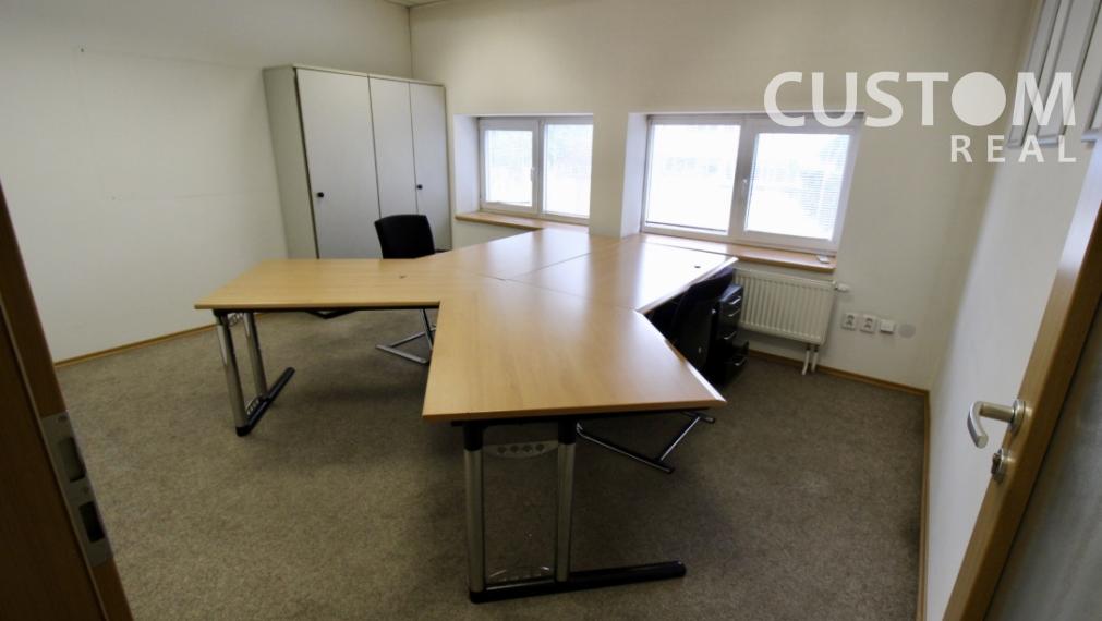 Administratívna budova s parkovaním priemyselná zóna