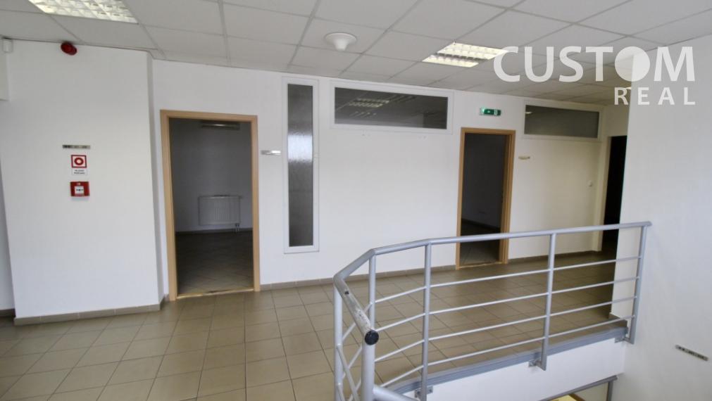 Administratívna budova s parkovaním priemyselná zóna