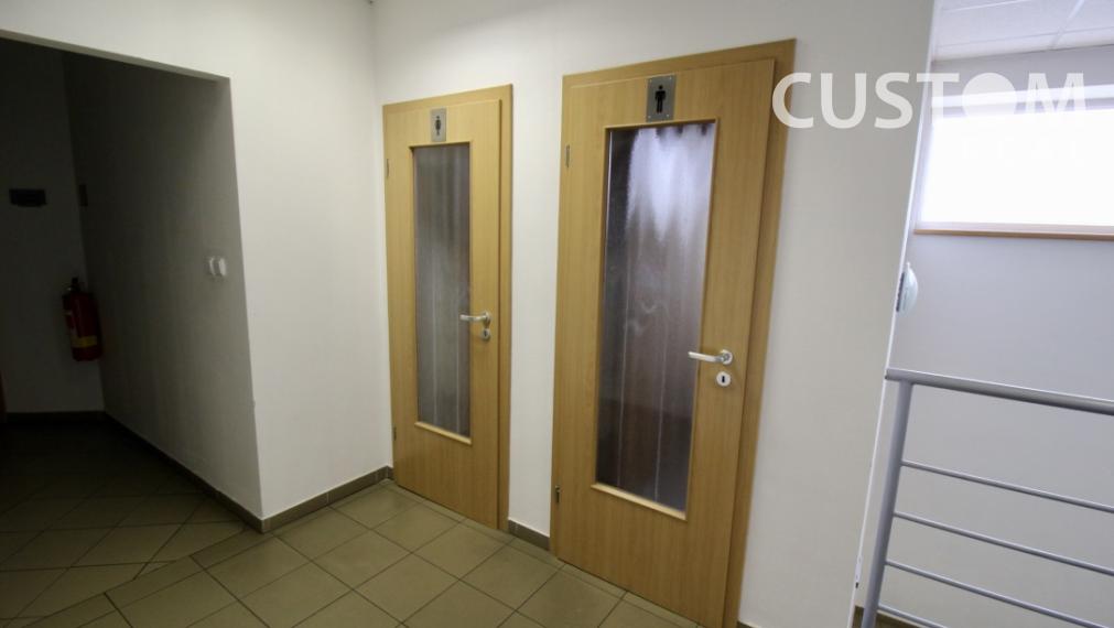 Administratívna budova s parkovaním priemyselná zóna