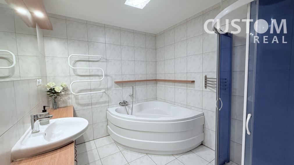 ✨ 3 izbový tehlový byt v centre mesta s dvomi balkónmi! ✨