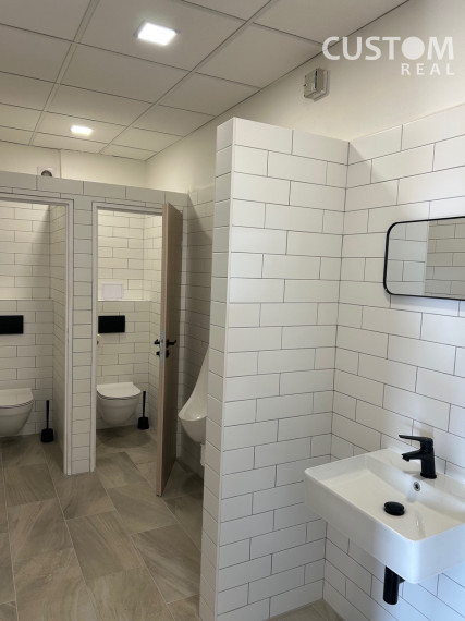 Kancelária v polyfunkčnej budove širšie centrum