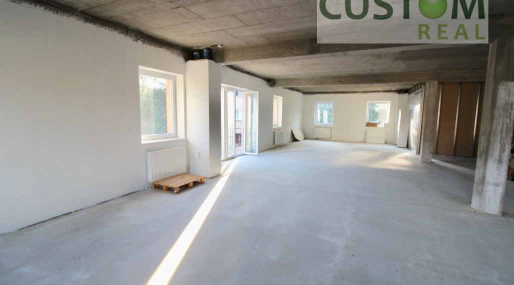 Svetlé administratívne a prevádzkové priestory - možnosť úpravy podľa požiadavky klienta.