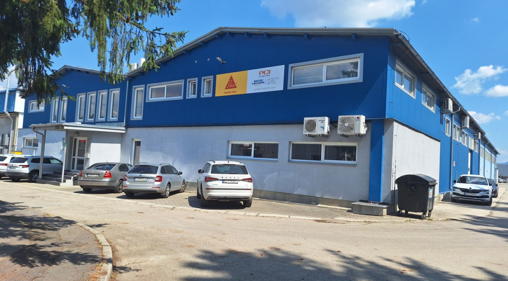 Predáme halu v Žiline o výmere 2466 m2,  s pozemkom 3572 m2