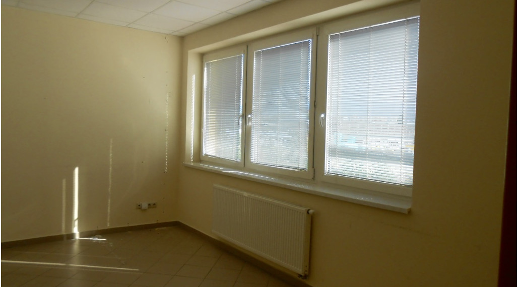 Kancelársky priestor s parkovaním priemyselná zóna