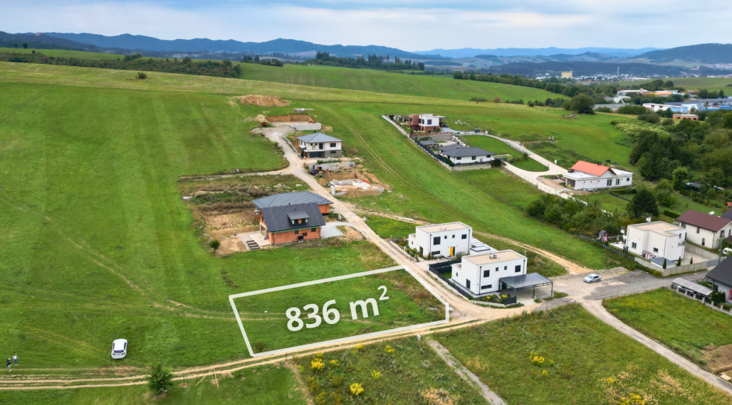 Rovinatý stavebný pozemok 836 m2 Rosina - s povolením