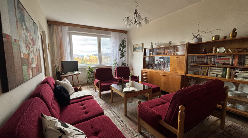 Priestranný 2-izbový byt s lodžiou a balkónom Hliny VI