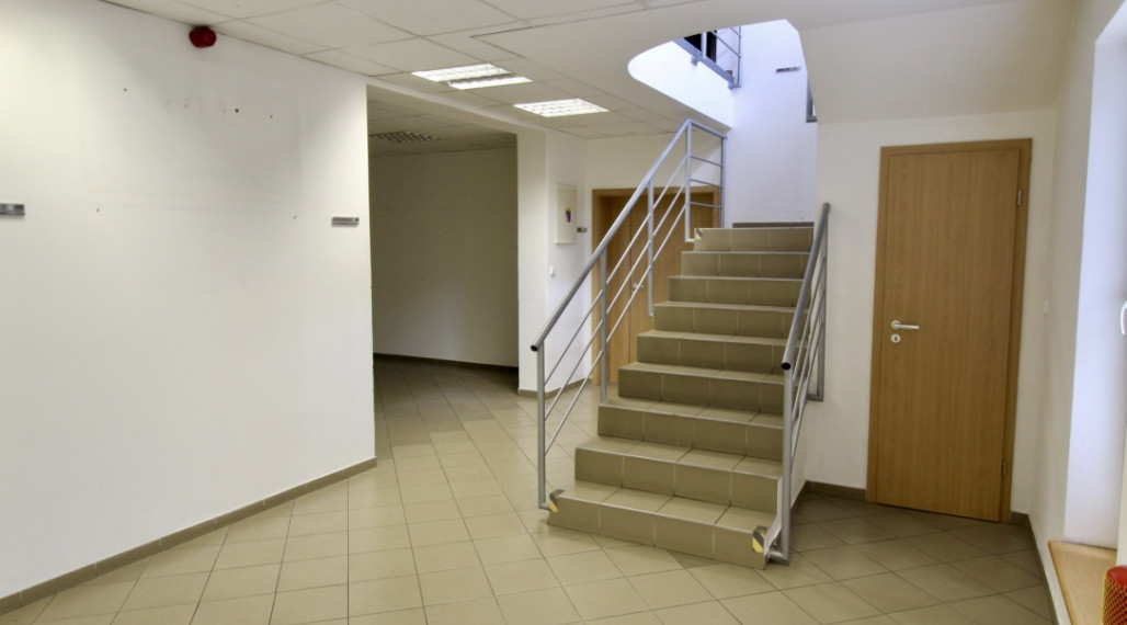 Administratívna budova s parkovaním priemyselná zóna