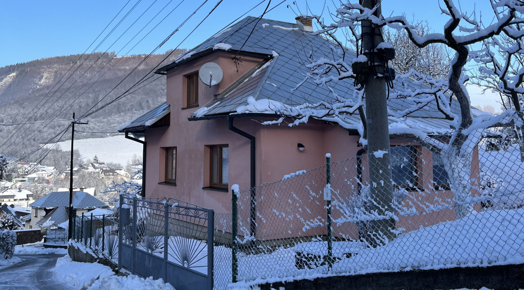 Predáme rodinný dom s pozemkom o výmere 2398m² v Terchovej