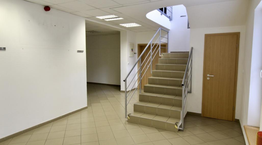 Administratívna budova s parkovaním priemyselná zóna