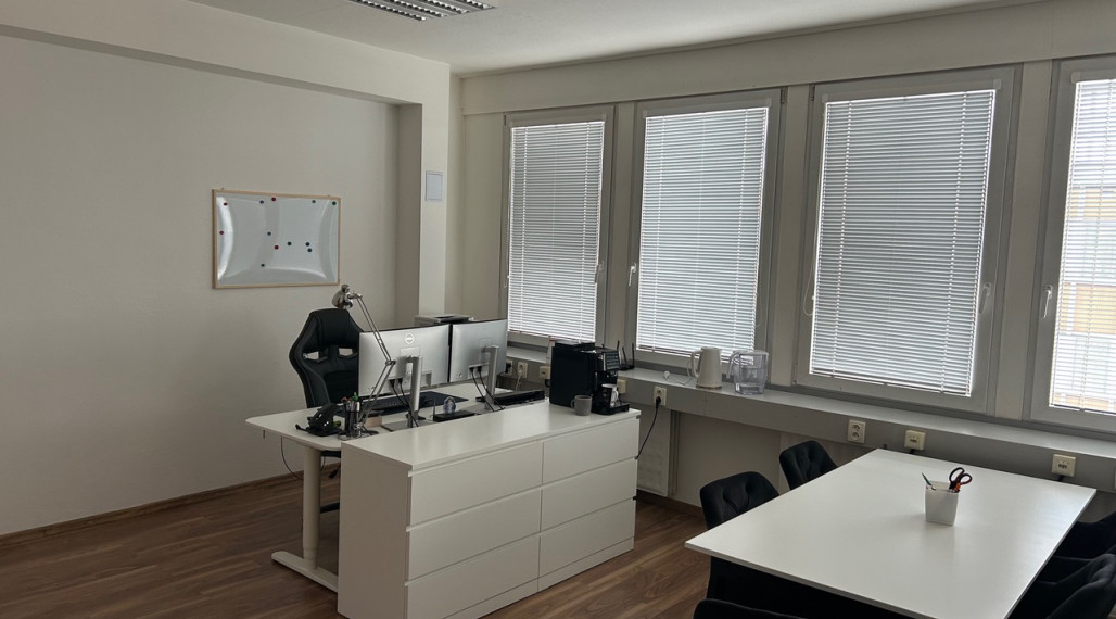 Kancelária v polyfunkčnej budove širšie centrum