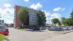 administratívna budova Stavomontáže Žilina, a.s., dostatok parkovacích miest