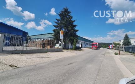 Predáme halu v Žiline o výmere 2466 m2,  s pozemkom 3572 m2
