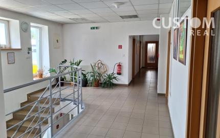 Predáme halu v Žiline o výmere 2466 m2,  s pozemkom 3572 m2