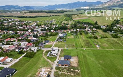Rovinatý stavebný pozemok 836 m2 Rosina - s povolením