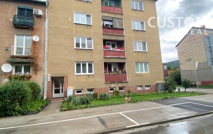 Veľký 2 izbový zrekonštruovaný byt s balkónom v centre