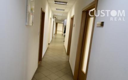 Administratívna budova s parkovaním priemyselná zóna