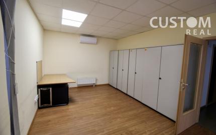 Administratívna budova s parkovaním priemyselná zóna