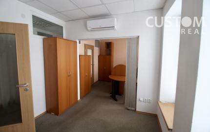 Administratívna budova s parkovaním priemyselná zóna