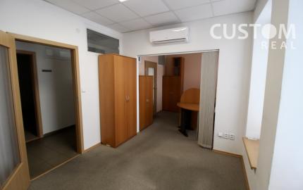 Administratívna budova s parkovaním priemyselná zóna